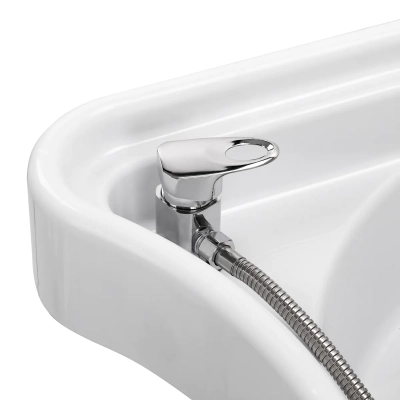 gabbiano-myjnia-head-spa-050-czarna-bateria-z-mieszaczem-zblizenie.webp
