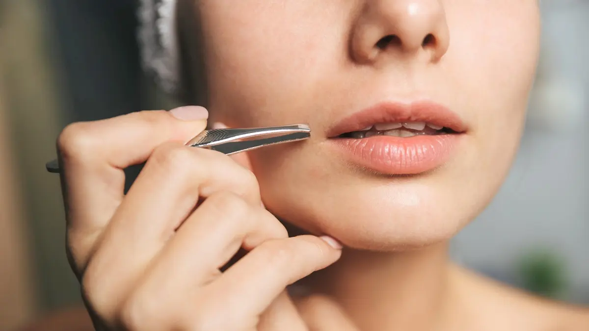 Wyrywanie wąsika pęsetą 